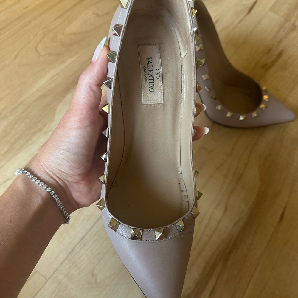 Valentino Women's Studded Heels - classic Poudre color - beautiful - Picture 5 of 7